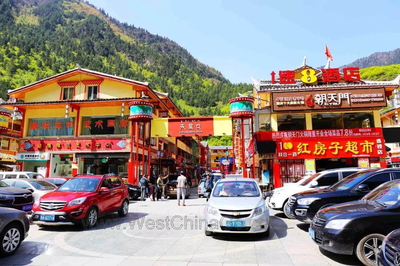 jiuzhaigou tour shopping street