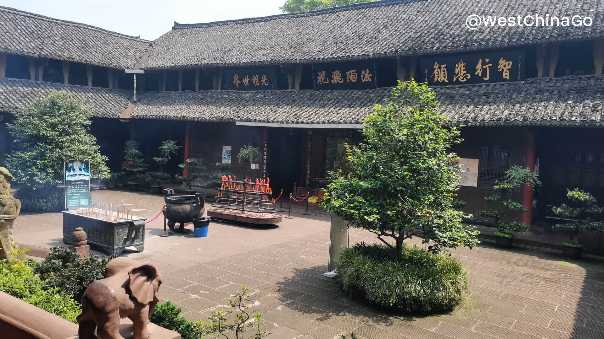 baoguo temple,mount emei