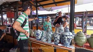 Chengdu Songxianqiao Antique Market