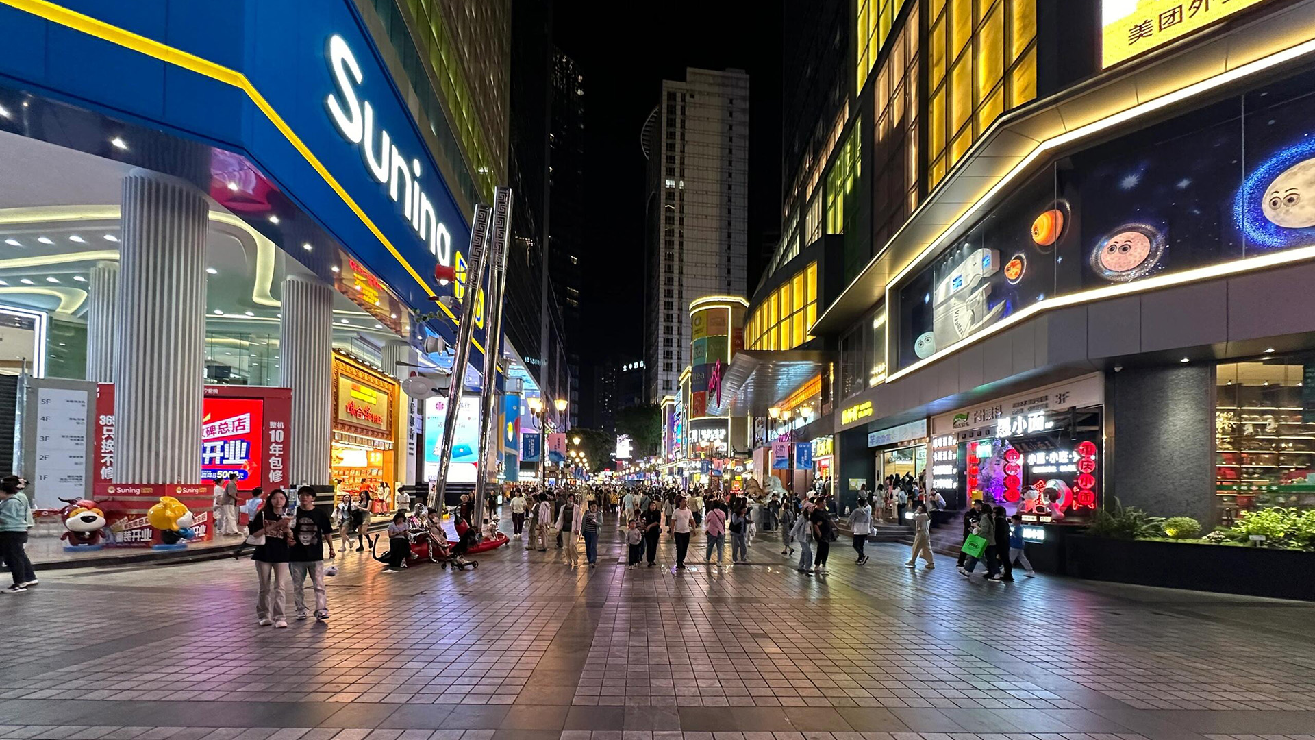 Chongqing Monument to the people's Liberation Pedestrian Street