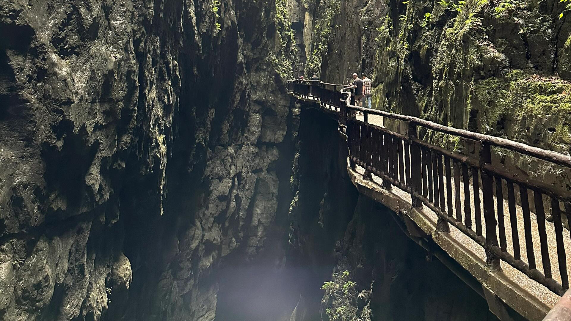 Wulingshan Great Rift Valley Scenic Area