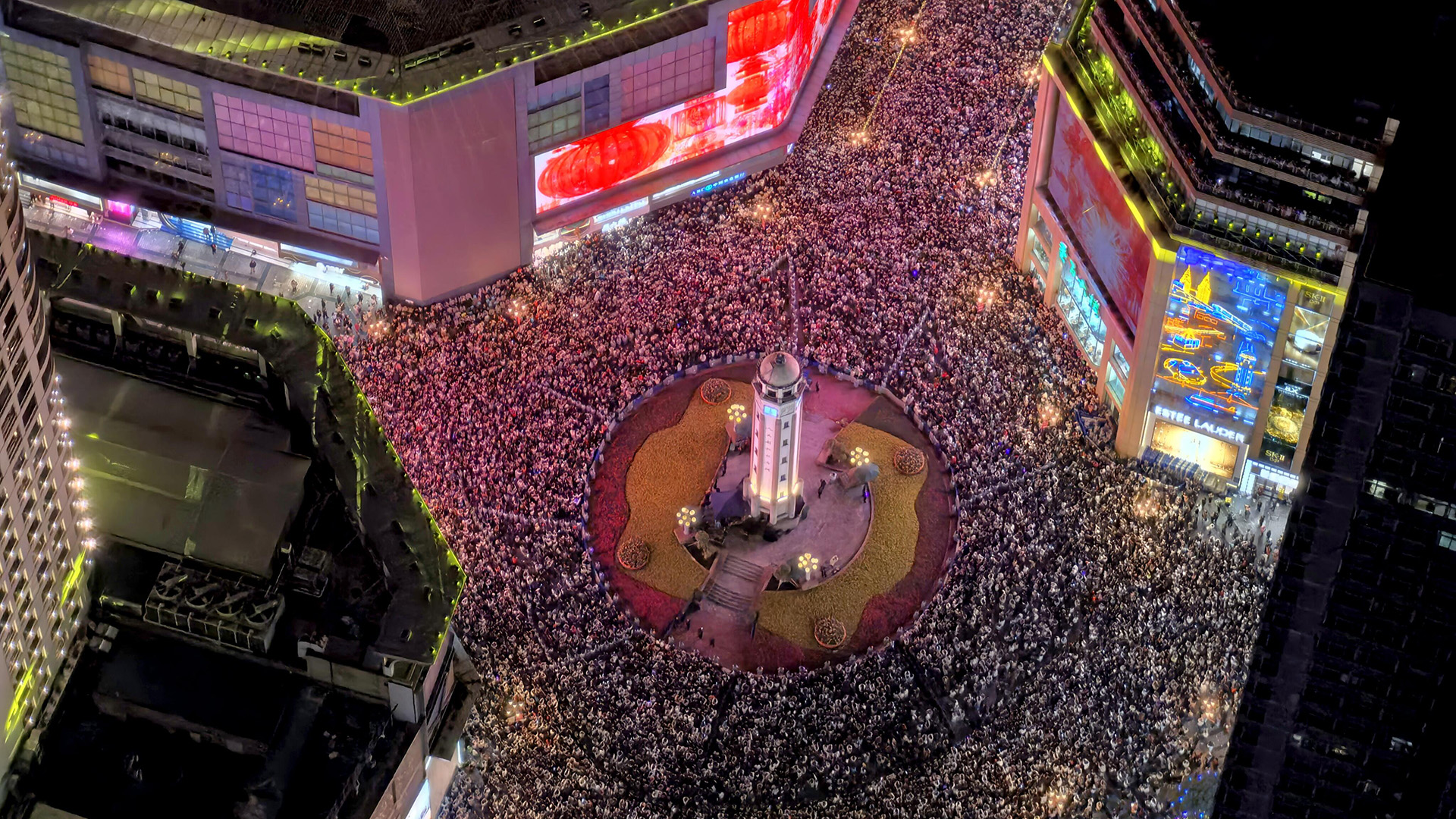 Chongqing Monument to the people's Liberation Pedestrian Street